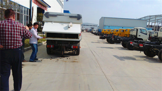 內(nèi)蒙客商正在參觀五十鈴<a href=http://m.remarkableindia.com/saoluche/ target=_blank class=infotextkey>掃路車</a>