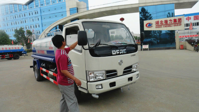 正在給5噸<a href=http://m.remarkableindia.com/ssc target=_blank class=infotextkey>灑水車</a>做出廠前準備