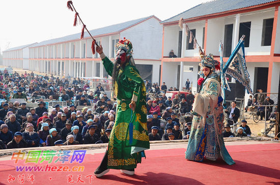 “人大代表號(hào)”大型流動(dòng)<a href=http://m.remarkableindia.com/wtc/ target=_blank class=infotextkey>舞臺(tái)車</a>駛進(jìn)李村鎮(zhèn)