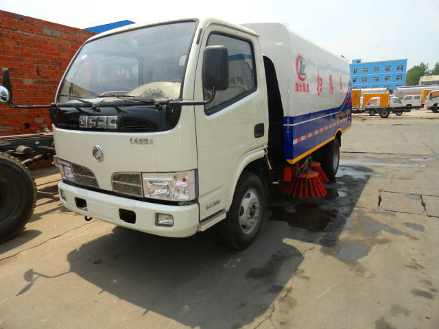  東風(fēng)福瑞卡道路清掃車（<a href=http://m.remarkableindia.com/saoluche/ target=_blank class=infotextkey>掃路車</a>）