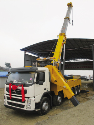 昨日，目前國內(nèi)最大噸位的道路<a href=http://m.remarkableindia.com/qzc/ target=_blank class=infotextkey>清障車</a>正式“落戶”貴陽。該清障車車價近300萬元，集吊裝、拖車于一體，最大起吊高度13.2米，最大拖牽重量54噸，最大起吊重量60噸，可安全快速地對交通事故中側(cè)翻的重型貨車、重型<a href=http://m.remarkableindia.com/ygc/ target=_blank class=infotextkey>油罐車</a>等進(jìn)行起吊、救援和拖運(yùn)，及時恢復(fù)現(xiàn)場交通。曾秦 攝