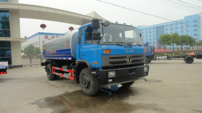 程力廠門(mén) 前的東風(fēng)153<a href=http://m.remarkableindia.com/ssc target=_blank class=infotextkey>灑水車</a>